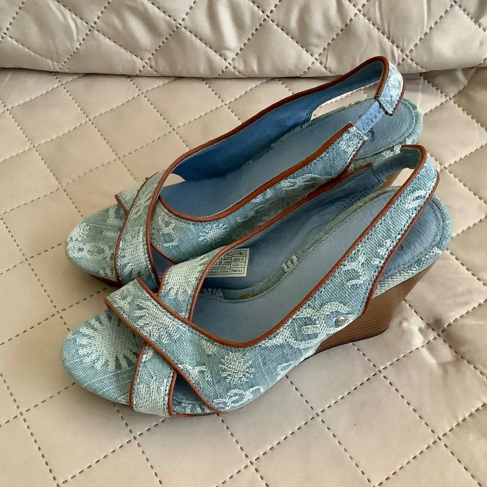 FINAL SALE! New UGG Hazel Blue Denim Logo Wedge Sandals mismatch size 5 & 5.5 - Picture 4 of 15